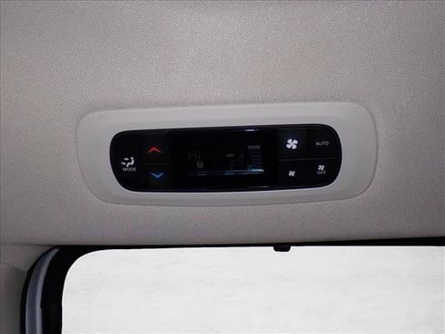 Used 2024 Chrysler Pacifica Touring-L FWD image 13