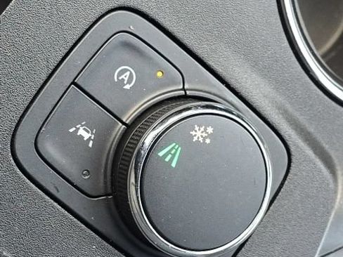 Used 2023 Chevrolet Traverse LT FWD image 37