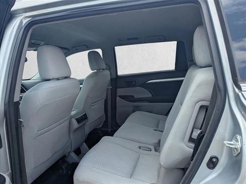 Used 2017 Toyota Highlander LE FWD image 13