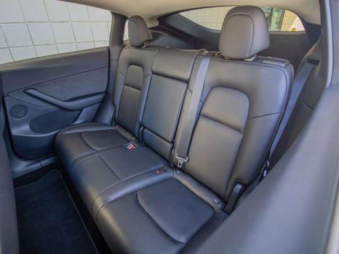 Used 2021 Tesla Model Y Long Range image 17