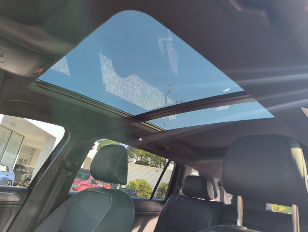Certified 2023 Volkswagen Tiguan SE R-Line FWD image 28