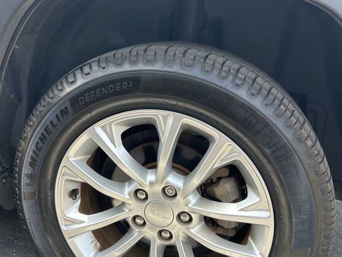 Used 2019 Jeep Cherokee Latitude w/ Popular Appearance Group FWD image 19