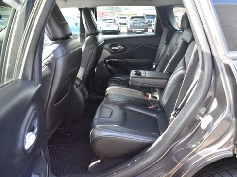 Used 2019 Jeep Cherokee Latitude Plus AWD/4WD image 33