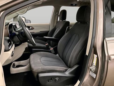 Used 2017 Chrysler Pacifica LX FWD image 24