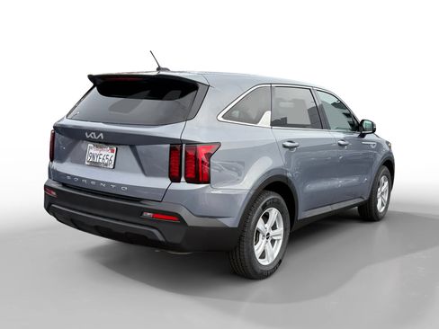 Used 2022 Kia Sorento LX image 5