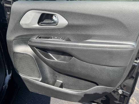 Used 2025 Chrysler Pacifica Limited FWD image 18