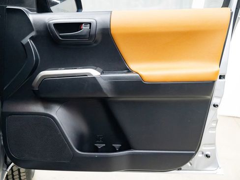 Used 2018 Toyota Tacoma SR5 RWD image 25