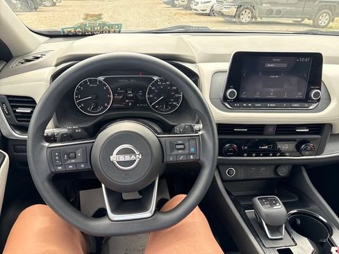Used 2023 Nissan Rogue SV AWD/4WD image 10