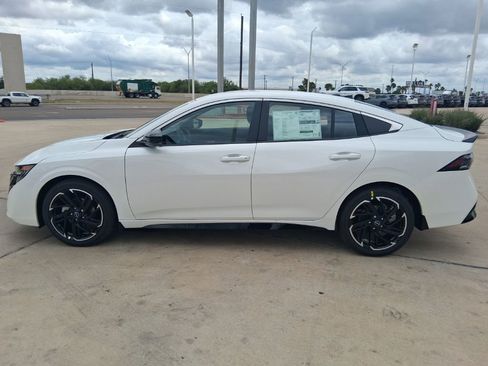 New 2026 Nissan Sentra SR w/ Floor Mat Package FWD image 4