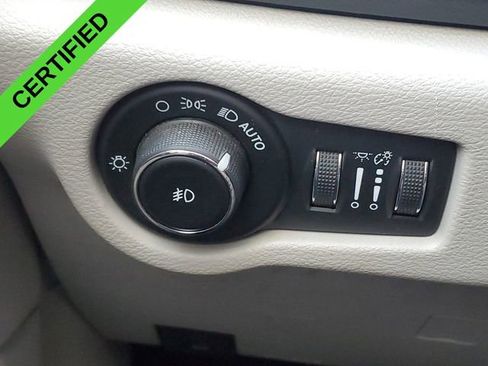 Used 2018 Chrysler Pacifica Touring-L image 34