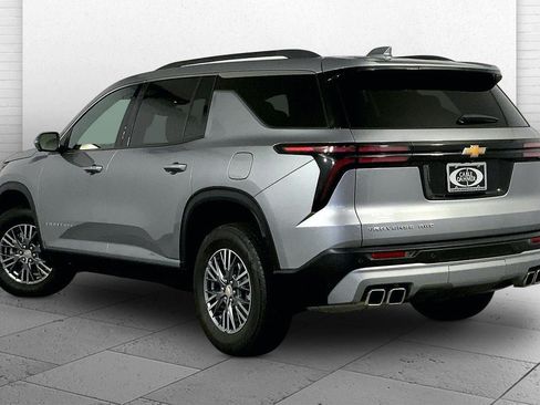 Used 2024 Chevrolet Traverse LT AWD/4WD image 11