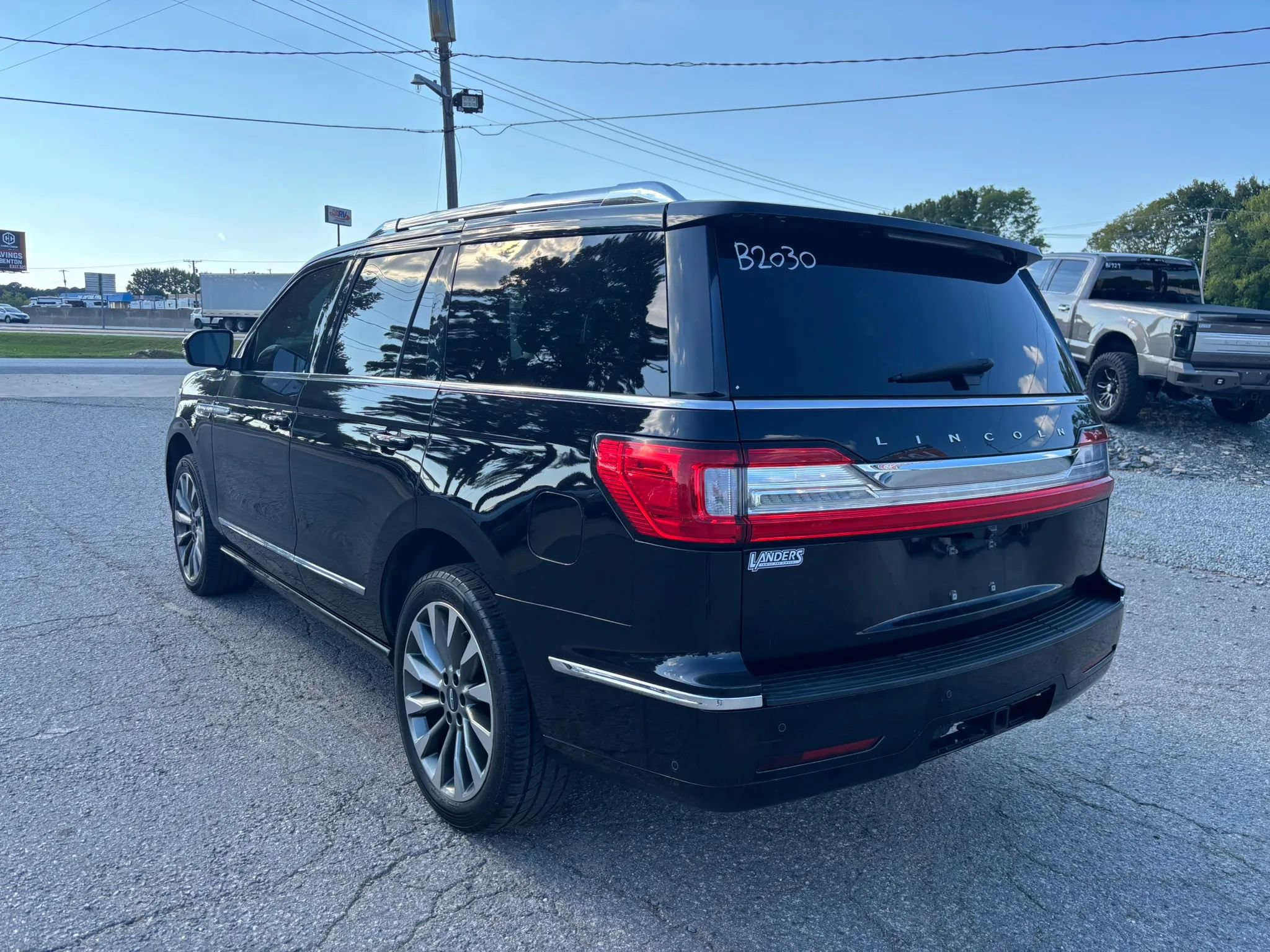 Used 2020 Lincoln Navigator Reserve AWD/4WD image 3