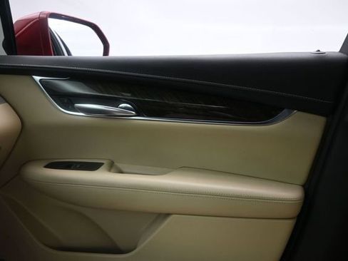 Used 2019 Cadillac XT5 FWD image 16