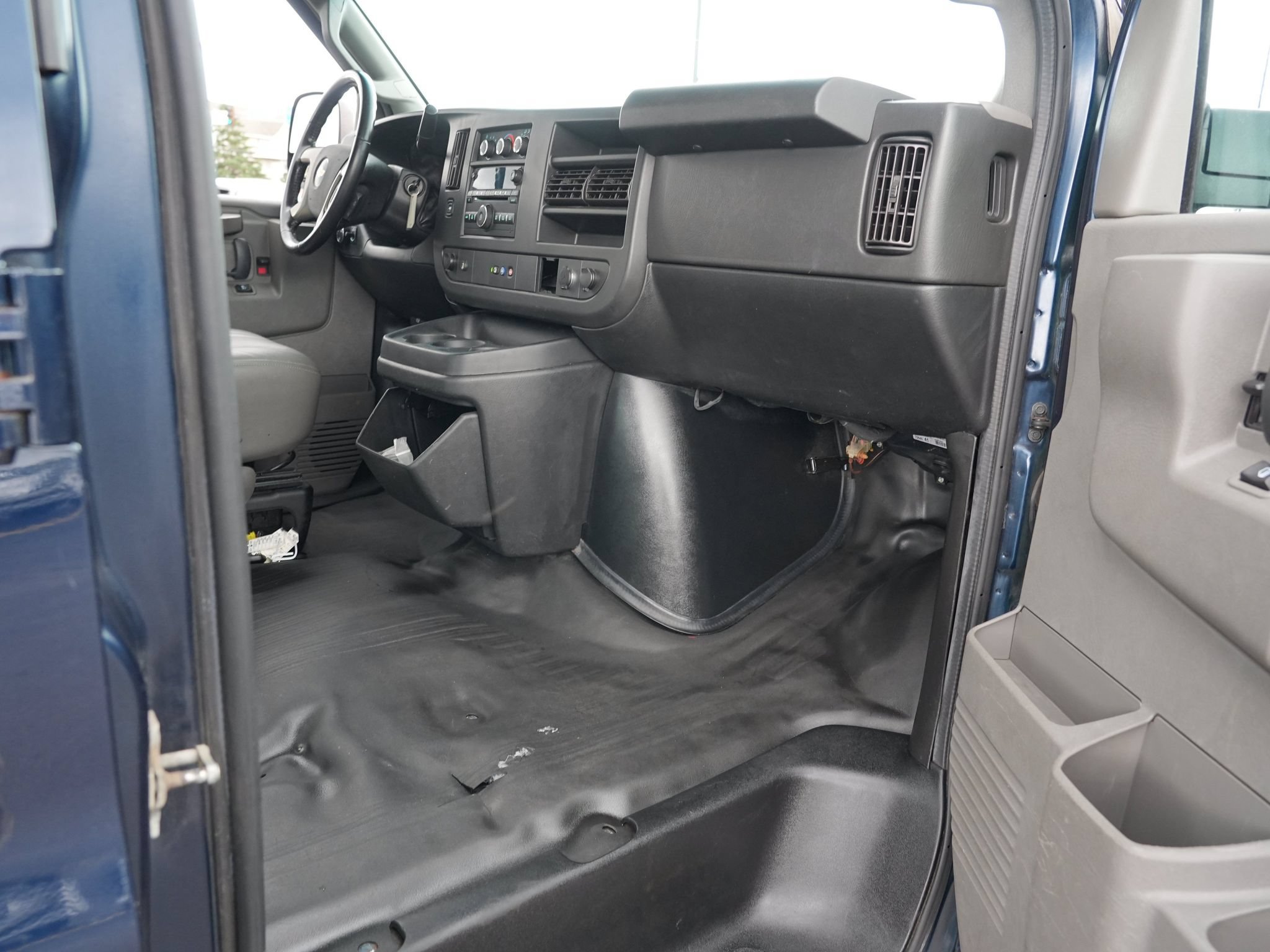 Used 2019 Chevrolet Express 2500 w/ Communications Package RWD image 21