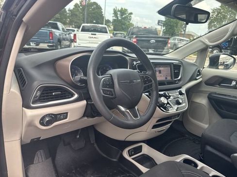 Used 2023 Chrysler Voyager LX FWD image 10