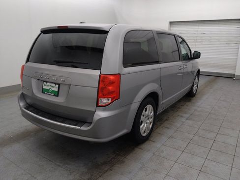 Used 2018 Dodge Grand Caravan SE w/ UConnect Hands-Free Group FWD image 9