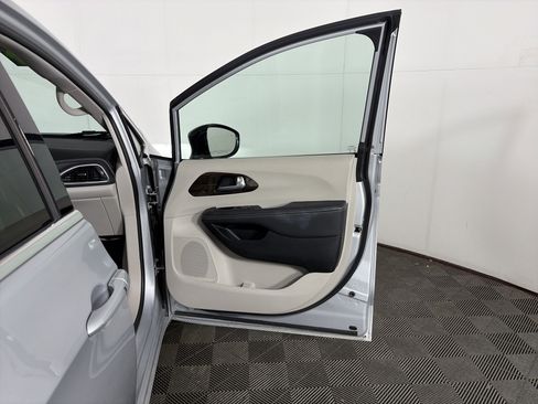 Used 2024 Chrysler Pacifica Limited image 43