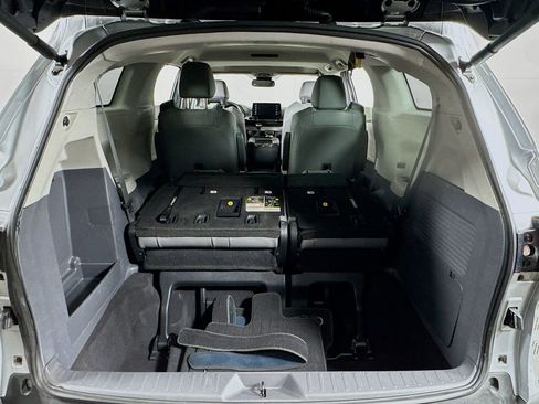 Used 2022 Toyota Sienna XLE image 21