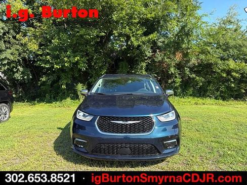 Used 2023 Chrysler Pacifica Limited FWD image 2