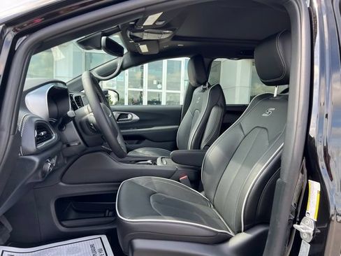 New 2025 Chrysler Pacifica Limited FWD image 9