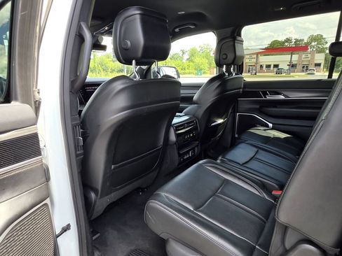 Used 2023 Jeep Wagoneer L Series II AWD/4WD image 15