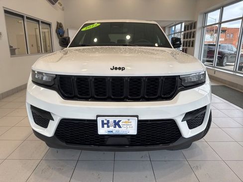 Used 2023 Jeep Grand Cherokee Altitude image 2