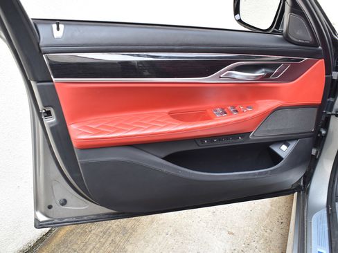 Used 2021 BMW 750i xDrive w/ Executive Package image 23