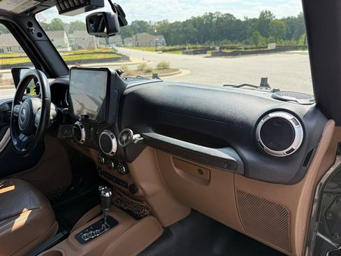 Used 2015 Jeep Wrangler Unlimited Rubicon w/ Dual Top Group AWD/4WD image 27