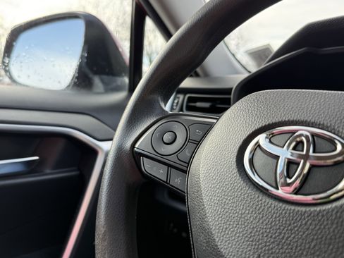 Used 2020 Toyota RAV4 XLE image 18