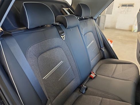 New 2025 Hyundai Venue Limited image 11