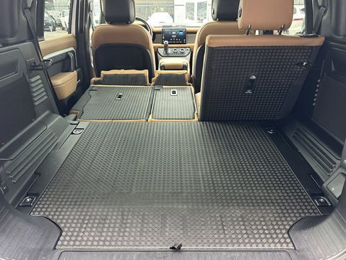 Used 2025 Land Rover Defender 110 S image 33