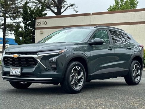 Used 2025 Chevrolet Trax LT w/ Driver Confidence Package image 8