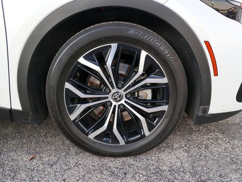 Used 2023 Toyota Crown Limited image 8