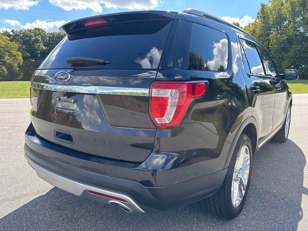 Used 2017 Ford Explorer XLT w/ Equipment Group 202A FWD image 5