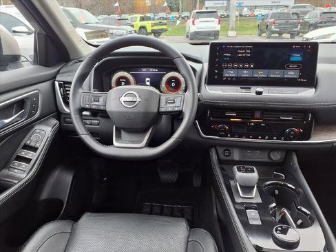 Certified 2025 Nissan Rogue Platinum w/ Tech Package image 9