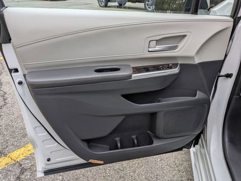 Used 2023 Toyota Sienna XLE image 9