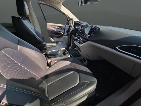 Used 2024 Chrysler Pacifica Touring-L image 19