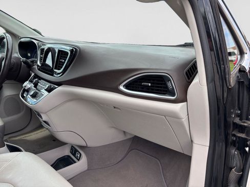 Used 2018 Chrysler Pacifica Touring-L Plus w/ Advanced Safetytec Group FWD image 56