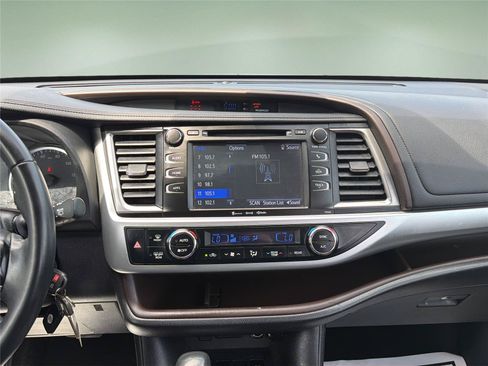 Used 2017 Toyota Highlander Plus w/ Carpet Mat Package AWD/4WD image 10