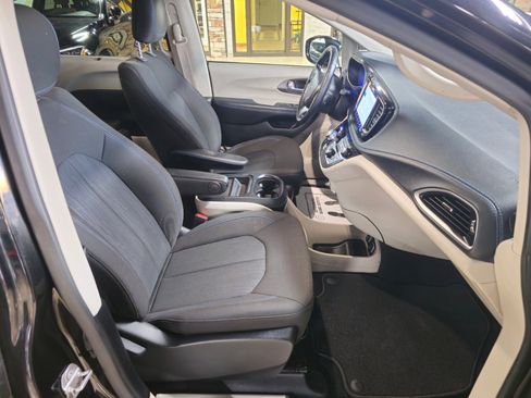 Used 2021 Chrysler Pacifica Touring image 11