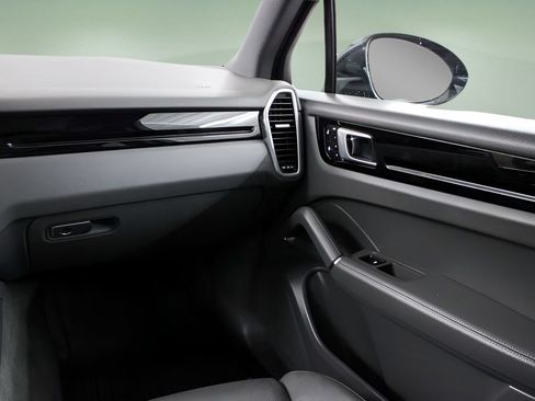 Used 2023 Porsche Cayenne AWD/4WD image 18