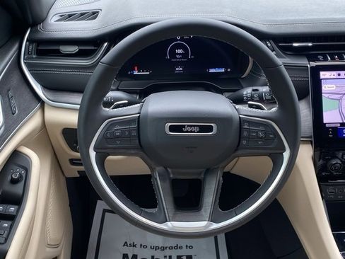 Used 2025 Jeep Grand Cherokee Limited image 36