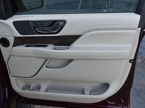 Used 2018 Lincoln Navigator Select RWD image 39