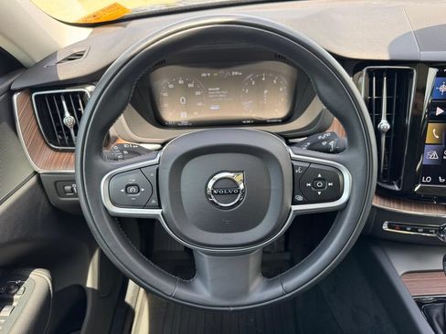 Used 2021 Volvo XC60 T5 Momentum w/ Premium Package AWD/4WD image 11
