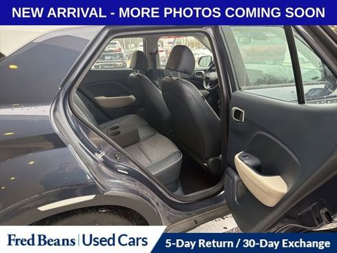 Used 2023 Hyundai Venue Limited image 11
