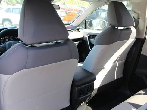 Certified 2025 Toyota RAV4 XLE FWD image 31
