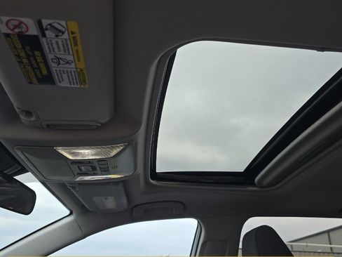 Used 2022 Toyota RAV4 XLE AWD/4WD image 11
