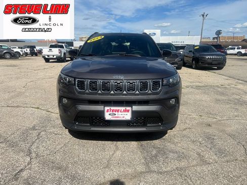 Used 2024 Jeep Compass Latitude AWD/4WD image 3