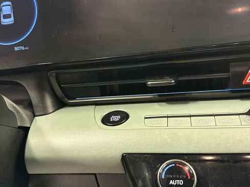 Used 2024 Hyundai Elantra Limited image 12