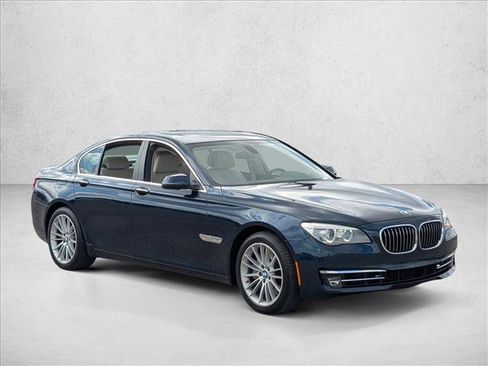 Used 2013 BMW 750i RWD image 3